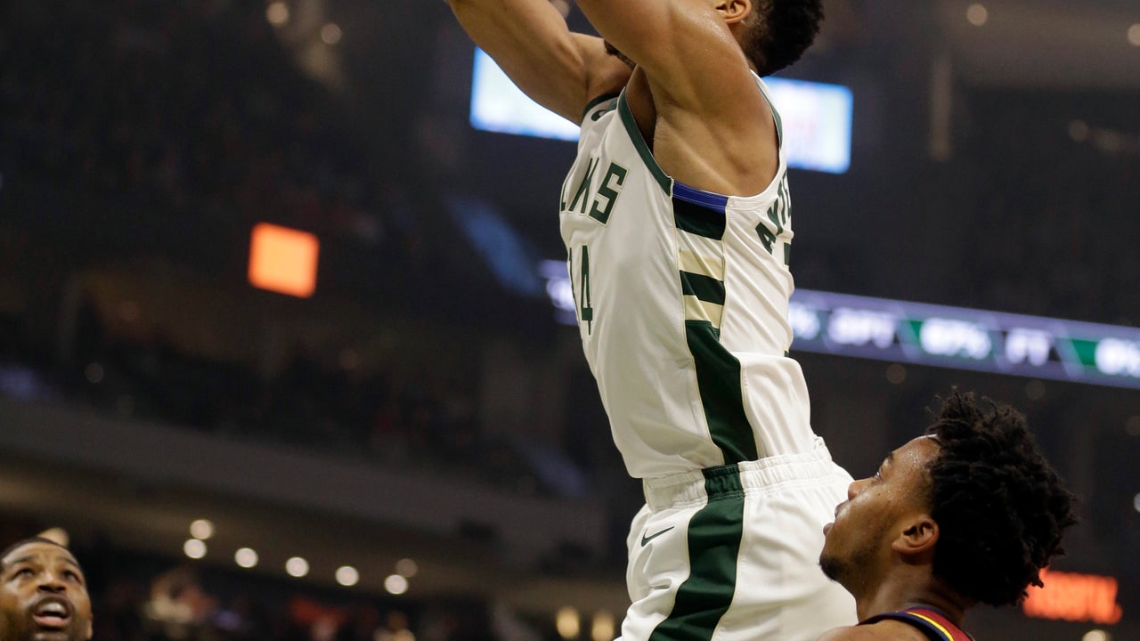 Middleton scores 21, leads Bucks past Cavaliers 129-112